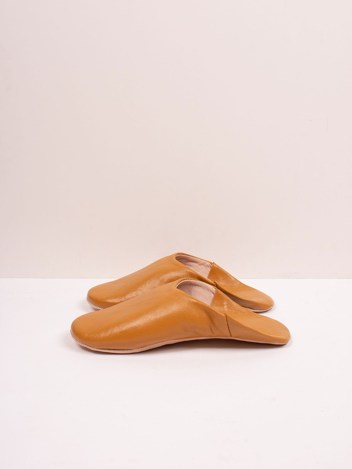 Babouches marocaines en cuir ocre vues de profil, semelle plate en cuir