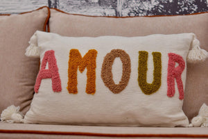 Coussin rectangulaire AMOUR à pompons, décoration de salon bohème aux tons beiges