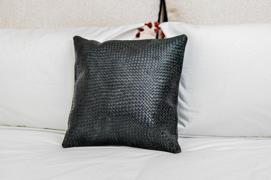 Coussin en cuir véritable tressé noir