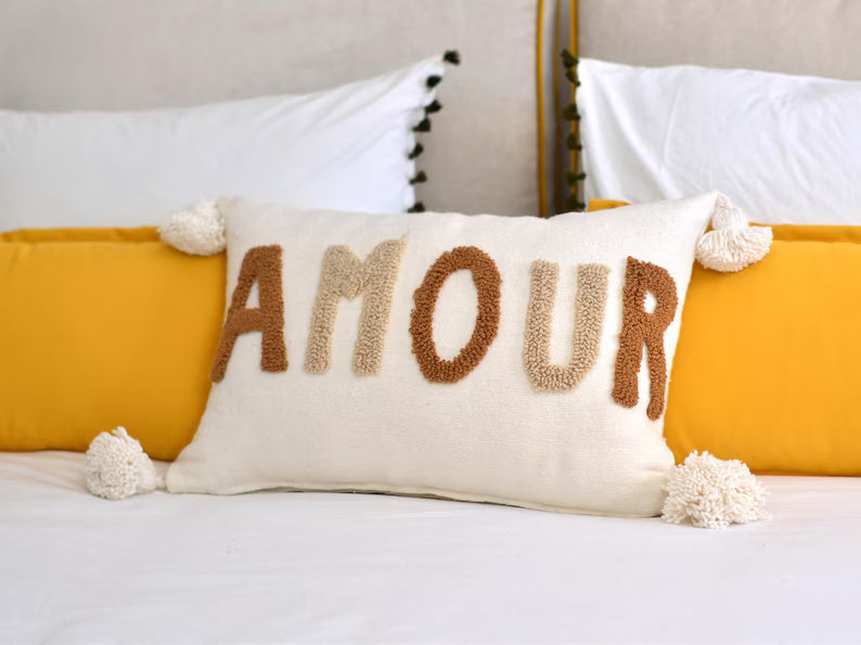 Coussin brodé AMOUR beige