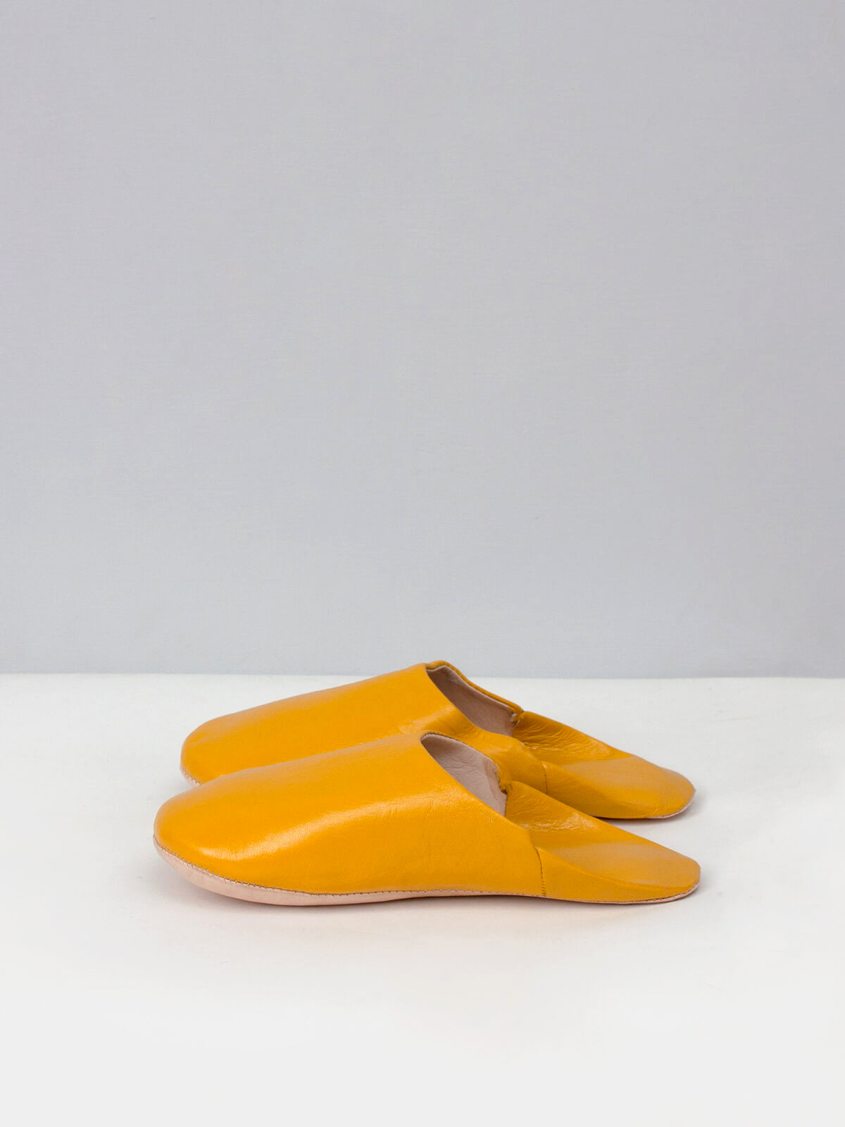 Babouches souples en cuir moutard fait main