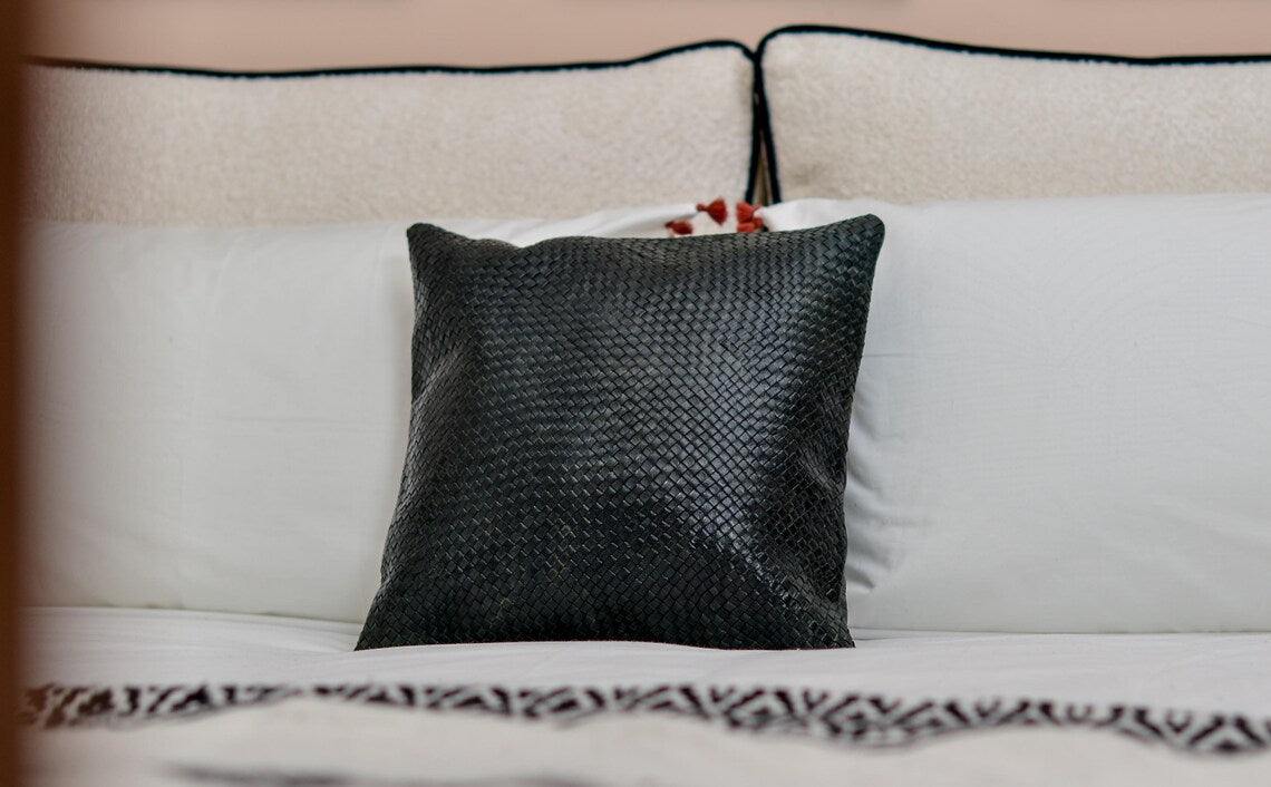 Coussin en cuir noir fait main