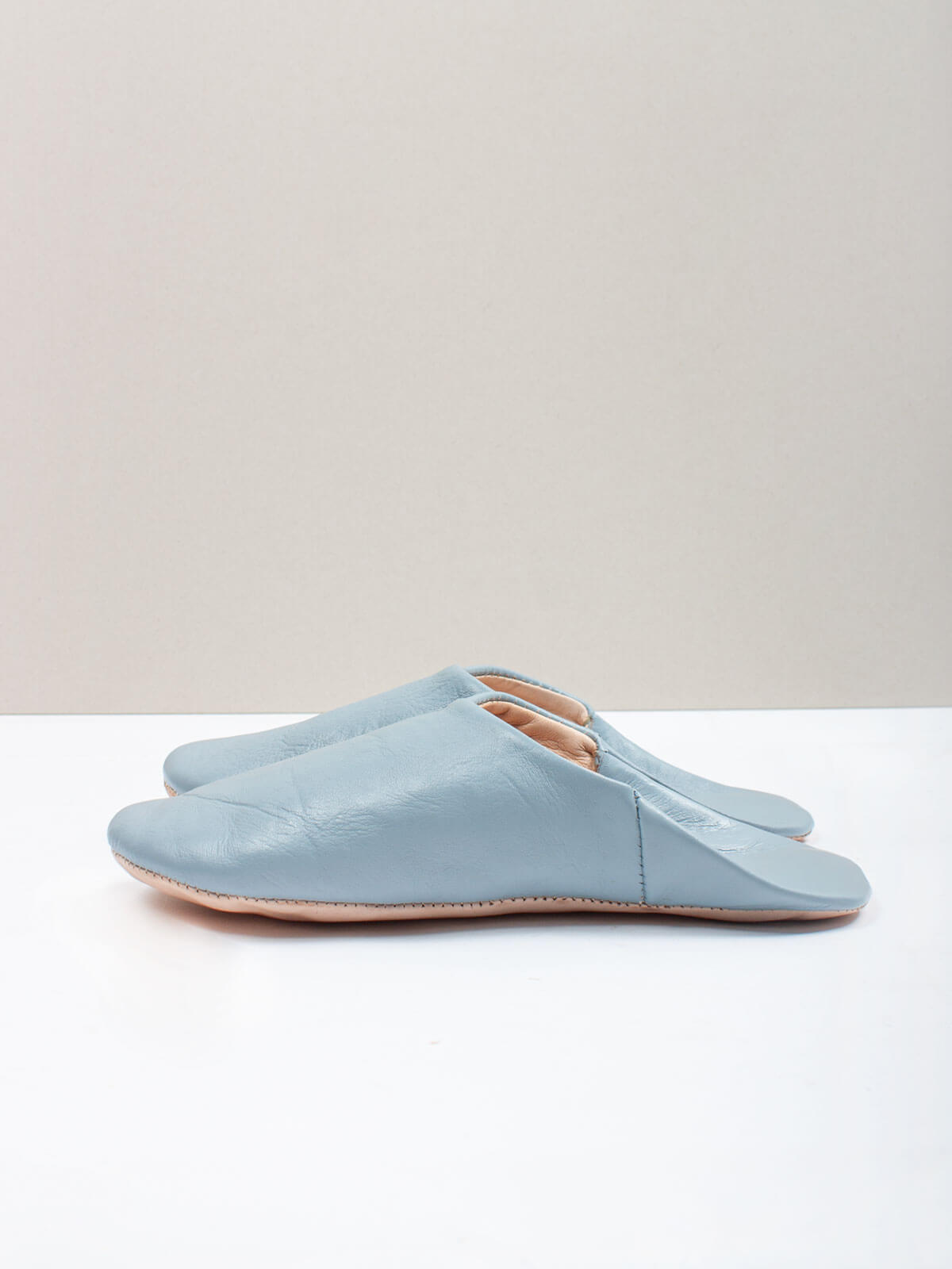 babouches souples marocaines en cuir gris