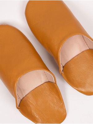 Détail du cuir moutarde et de la doublure naturelle de babouches marocaines faites main