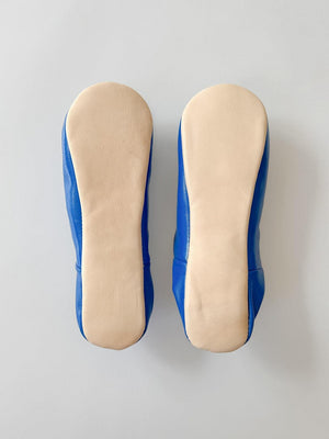 Semelles en cuir naturel d'une paire de babouches marocaines bleues, vue de dessous