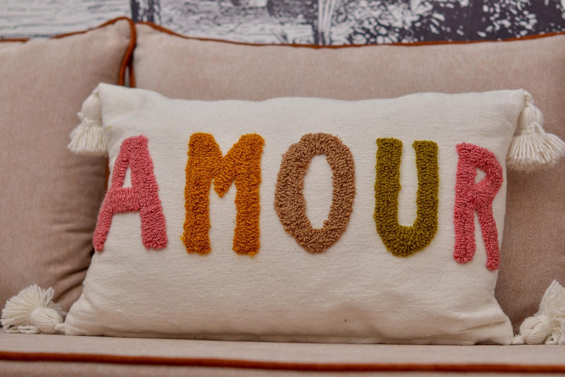 Coussin rectangulaire AMOUR à pompons, décoration de salon bohème aux tons beiges