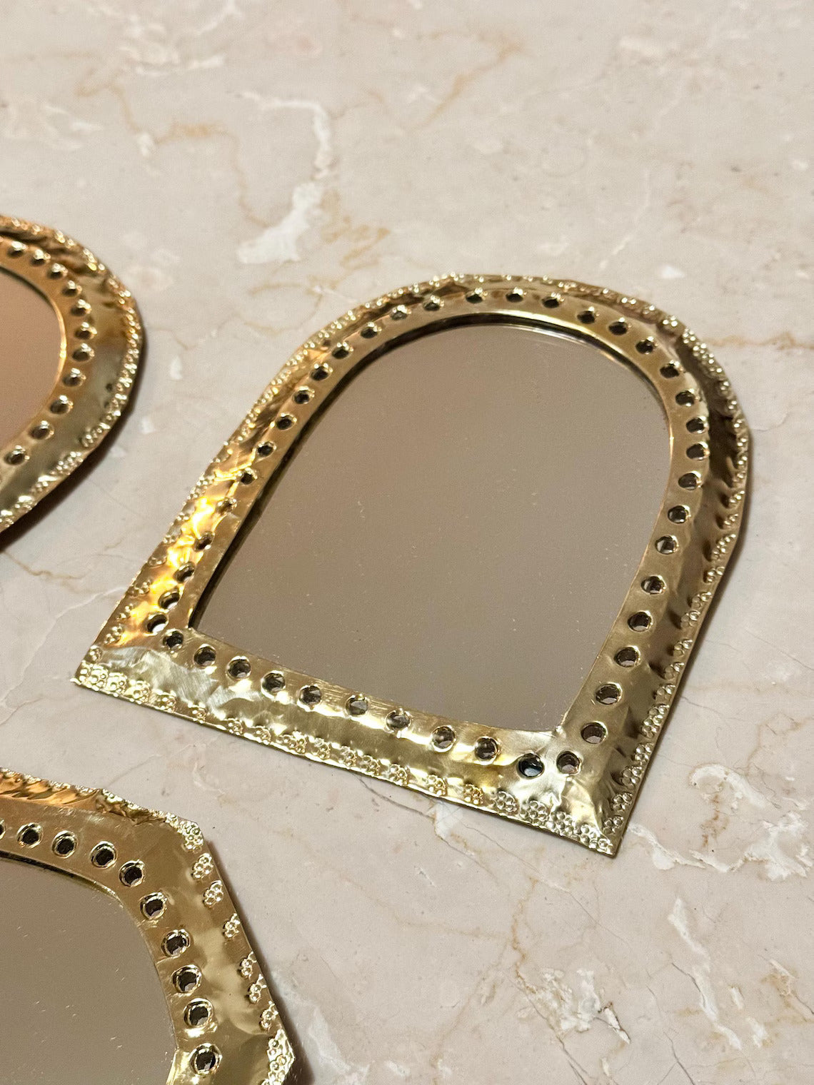 Détail du cadre en laiton d'un miroir marocain arche, ciselures et bosselage artisanaux