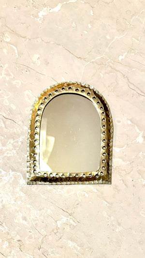 Miroir mural marocain en forme d'arche, cadre en laiton martelé et ciselé à la main
