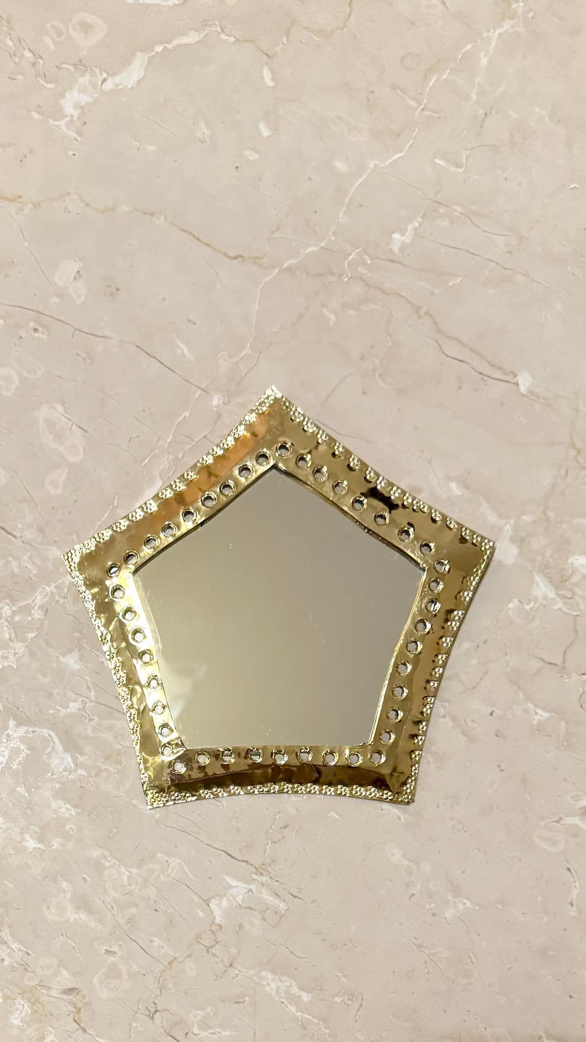 Miroir marocain en forme d'étoile à cinq branches, cadre en laiton martelé fait main