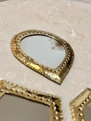 Gros plan sur un miroir marocain goutte d'eau en laiton, finition martelée et ciselée