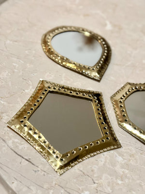 Trois miroirs marocains en laiton doré, formes goutte, étoile et octogone, artisanat fait main